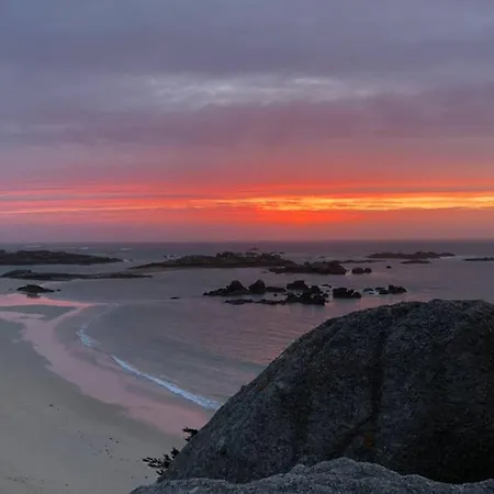 Maison Avec Cote De Granit Rose *